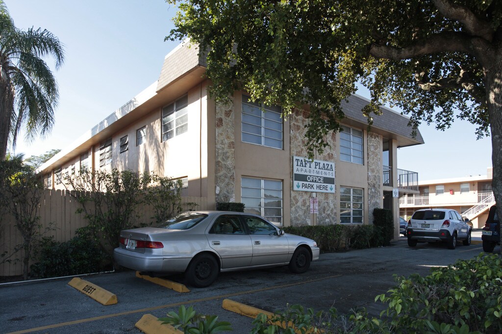 Taft Plaza Apartments in Hollywood, FL