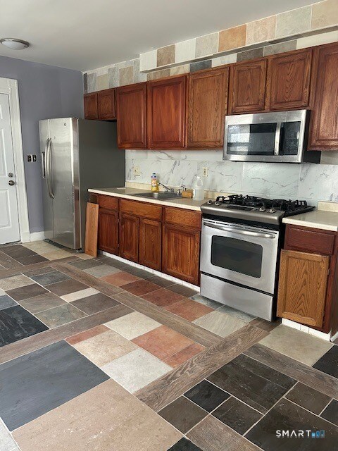 39 Giles St in Waterbury, CT - Building Photo