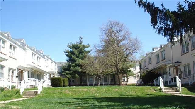 Pershing Courts Apartments in Warrensburg, MO - Foto de edificio