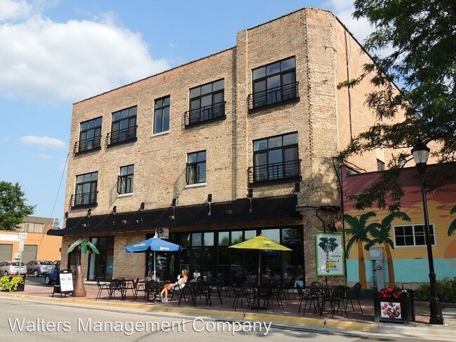 332 W Broadway in Waukesha, WI - Building Photo - Building Photo