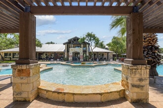 Platinum Shavano Oaks in San Antonio, TX - Building Photo - Building Photo