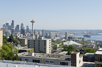 The Q Apartments in Seattle, WA - Building Photo - Building Photo