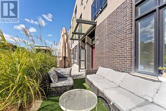 4030 Parkside Village Dr in Mississauga, ON - Building Photo - Building Photo