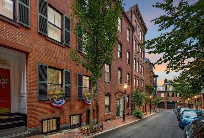 130 Myrtle St in Boston, MA - Building Photo - Building Photo