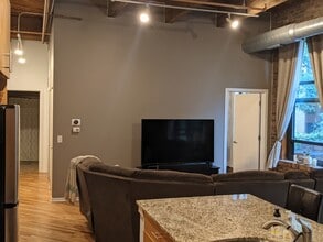 1040 W Adams St, Unit 226 in Chicago, IL - Building Photo - Building Photo