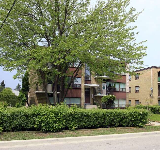 6 Meadowbrook Rd in Toronto, ON - Building Photo - Building Photo