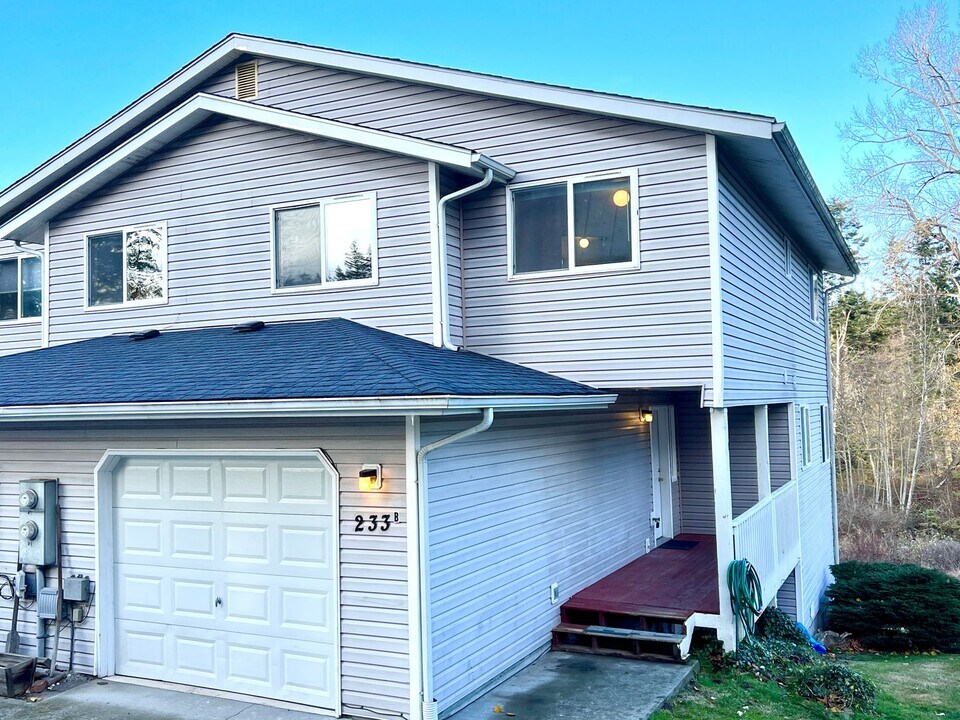 233 N Bower Ln in Camano, WA - Building Photo