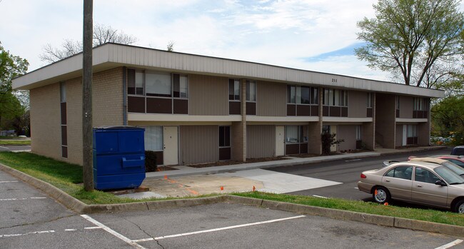 211 Sunset Dr in High Point, NC - Building Photo - Building Photo