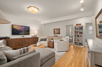 37 Everett St, Unit Gorgeous 2 Bedroom in Waltham, MA - Building Photo - Building Photo