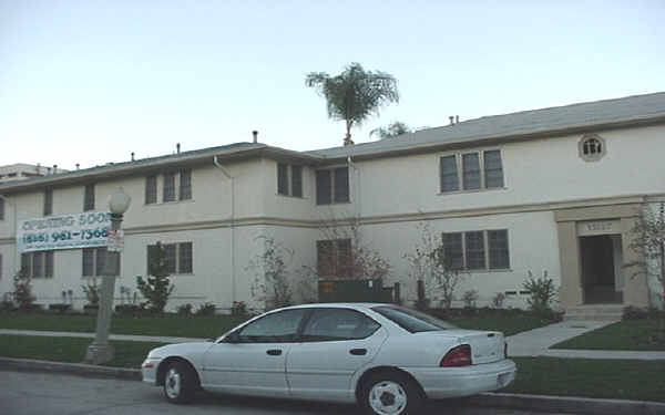 Dickens Court West in Sherman Oaks, CA - Building Photo