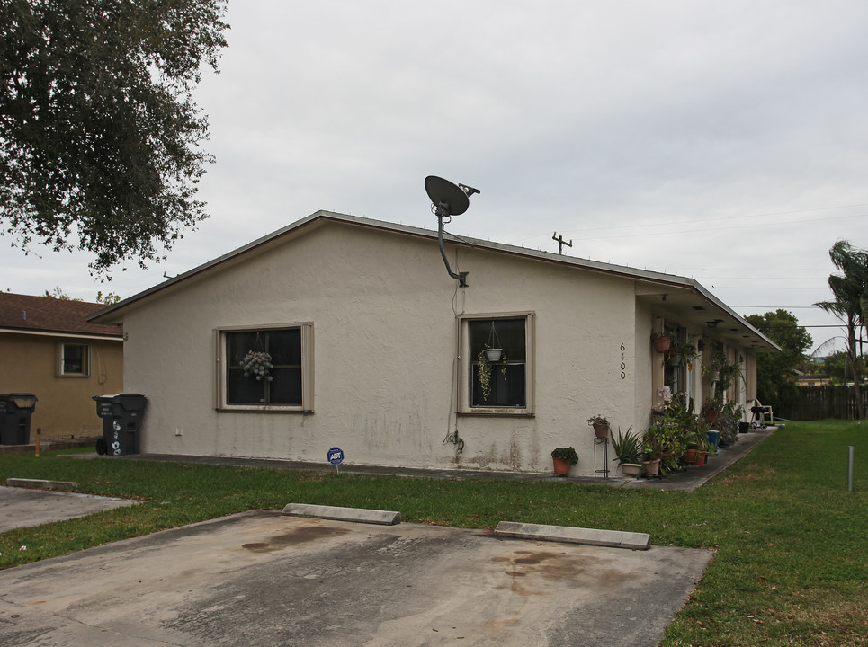 6100 Buchanan St in Hollywood, FL - Foto de edificio