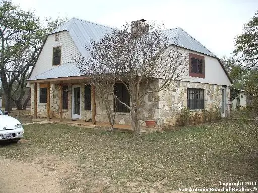 200 Blue Bonnet Dr in Bandera, TX - Foto de edificio