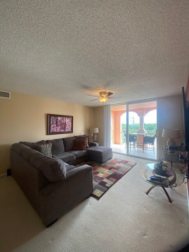 19501 E Country Club Dr, Unit 9601 in Miami, FL - Building Photo - Building Photo