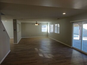 38319 Armstrong Dr in Palmdale, CA - Building Photo - Building Photo