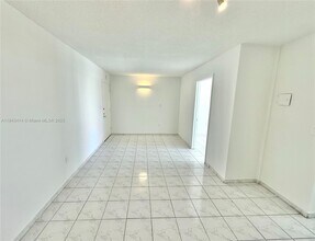 2000 Biarritz Dr in Miami Beach, FL - Building Photo - Building Photo