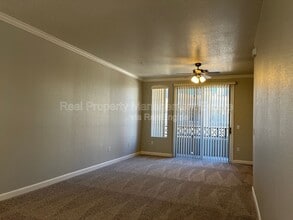 4455 E Paradise Vlg Pkwy S in Phoenix, AZ - Foto de edificio - Building Photo