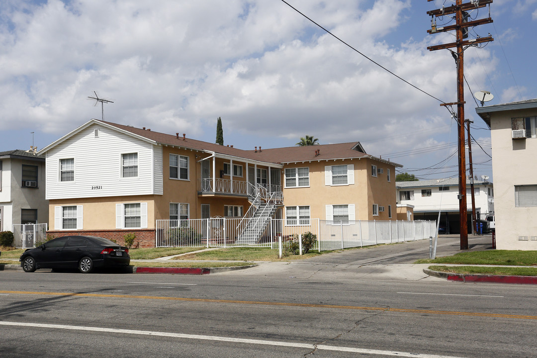 20521 Vanowen St in Winnetka, CA - Foto de edificio