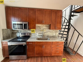 682 Parker St in Boston, MA - Foto de edificio - Building Photo