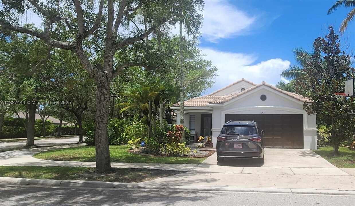 643 Conservation Dr in Weston, FL - Building Photo