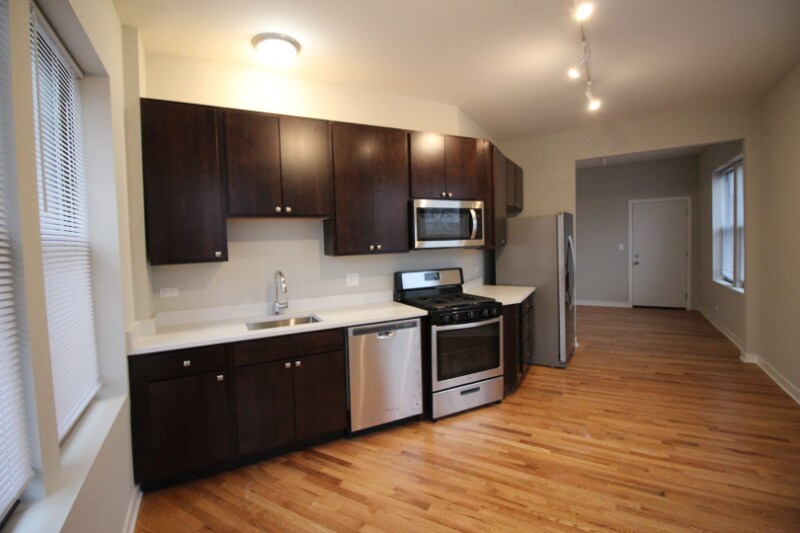 4200 N Milwaukee Ave in Chicago, IL - Building Photo