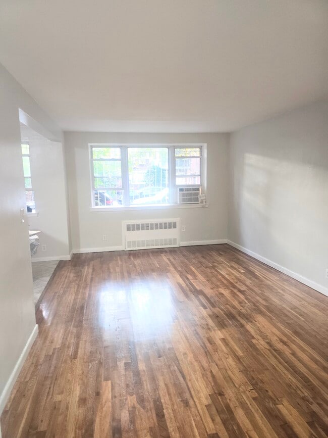1037 E 57th St, Unit First Floor