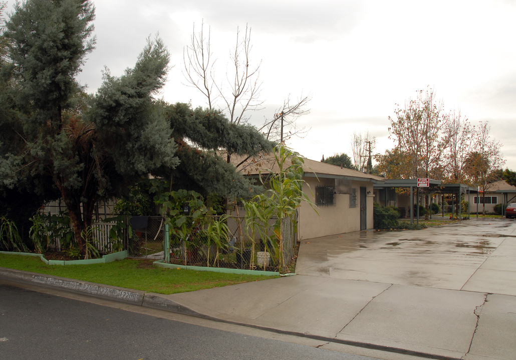 12208-1221 Morehouse St in El Monte, CA - Foto de edificio