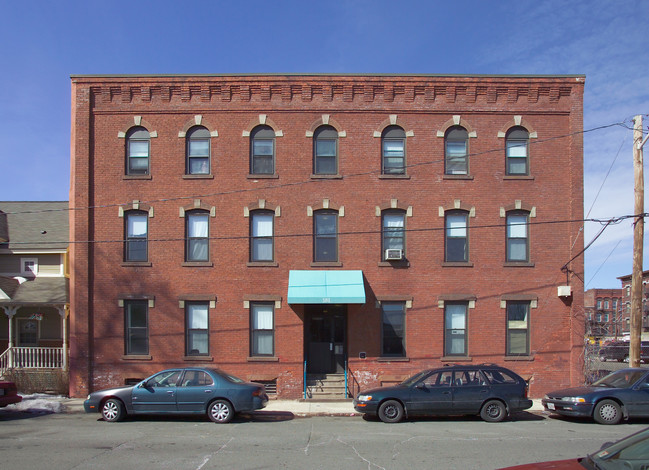 181 Clemente St in Holyoke, MA - Foto de edificio - Building Photo