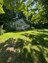 180 Amherst Rd in Sunderland, MA - Building Photo