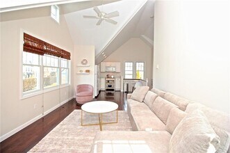 190 Coggeshall Ave, Unit 1A in Newport, RI - Building Photo - Building Photo