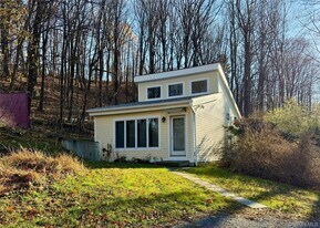 14 Spring Lake Rd in Red Hook, NY - Building Photo