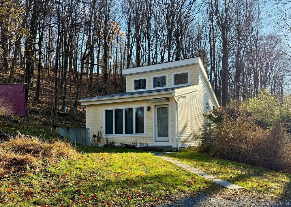 14 Spring Lake Rd in Red Hook, NY - Building Photo