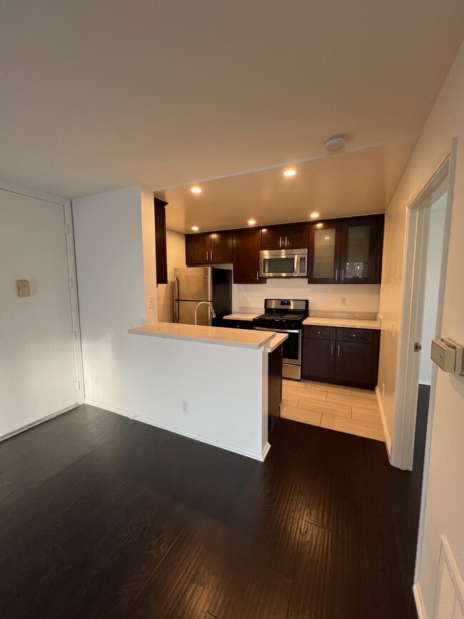 3050 W 4th St, Unit 202