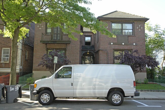 33 Mitchell Pl in White Plains, NY - Building Photo - Building Photo