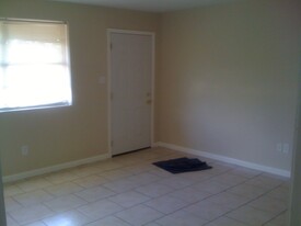 2350 Lyndell Dr, Unit C in Chalmette, LA - Building Photo