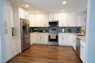 210 W Wimbolton Dr in Mount Prospect, IL - Building Photo - Building Photo