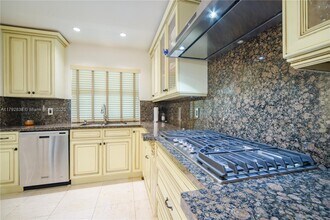 3514 Crystal Ct in Miami, FL - Building Photo - Building Photo