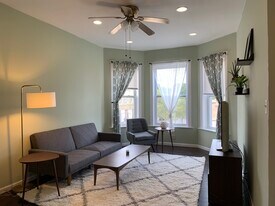 1067 W Argyle St, Unit 2F in Chicago, IL - Building Photo