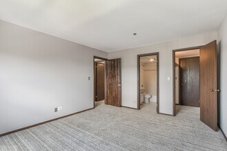 2615 W Foster Ave, Unit 302 in Chicago, IL - Foto de edificio - Building Photo