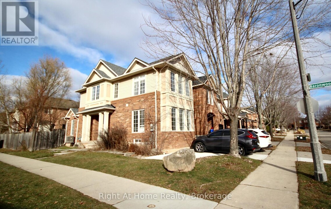 2253 Baronwood Dr in Oakville, ON - Building Photo