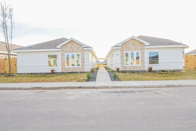 918 N Blair Ave in Edinburg, TX - Building Photo - Building Photo