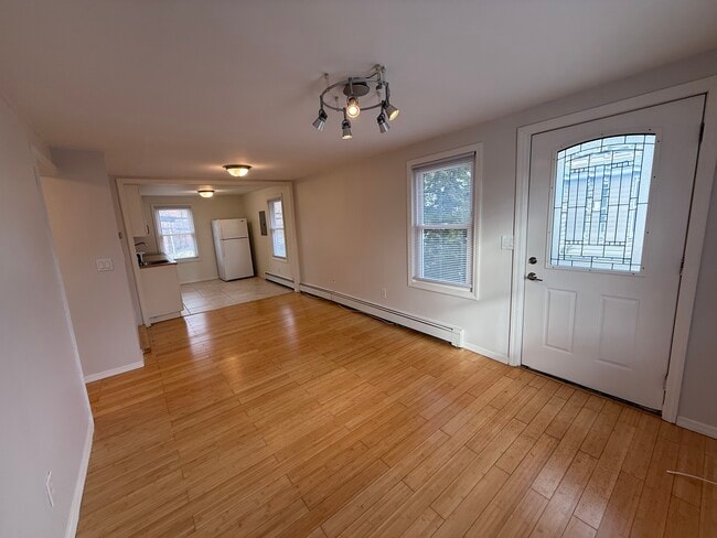 49 Van Cott Ave, Unit 2nd Floor in Farmingdale, NY - Foto de edificio - Building Photo