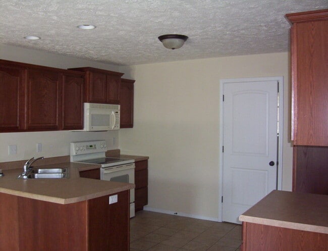 3195 Creekside Dr S in Springfield, MO - Foto de edificio - Building Photo