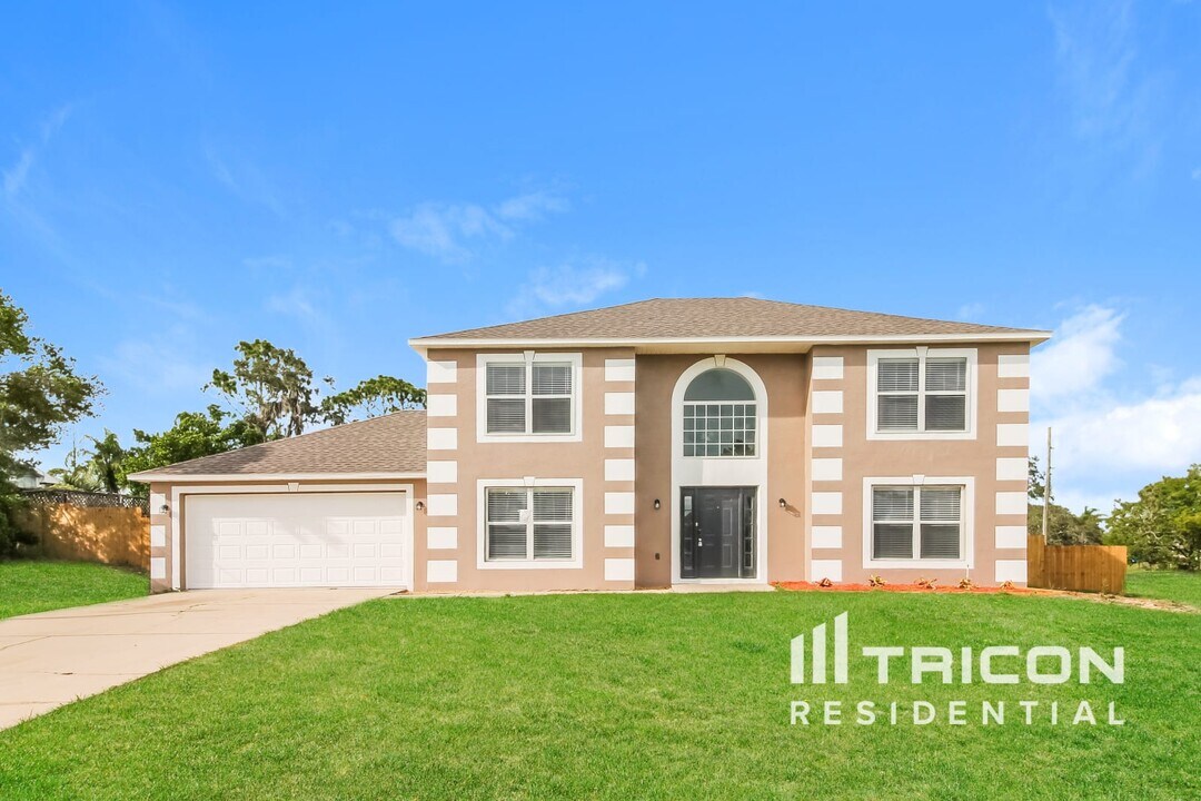 13085 Siam Dr in Spring Hill, FL - Building Photo
