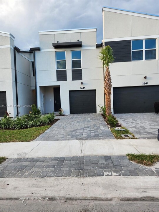 1645 Lindley St in West Palm Beach, FL - Building Photo