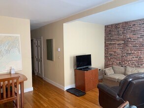 26 Battery St, Unit 2 in Boston, MA - Building Photo - Building Photo