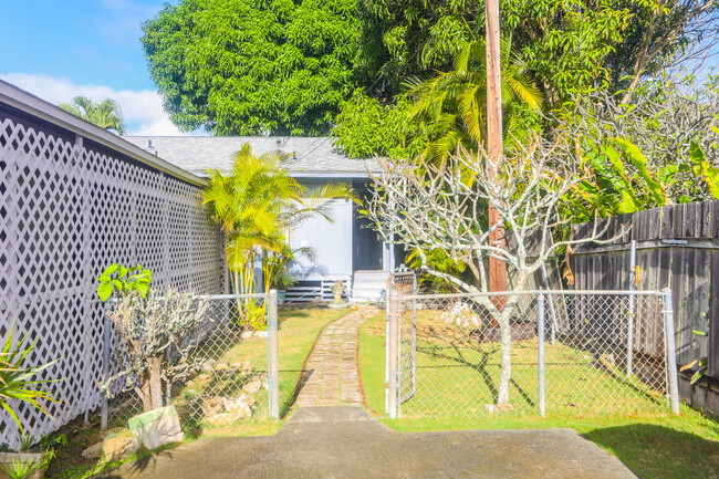 560 Kaha St in Kailua, HI - Foto de edificio - Building Photo