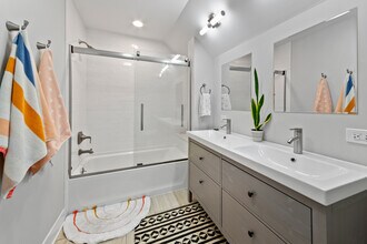 2144 W Shakespeare Ave in Chicago, IL - Foto de edificio - Building Photo