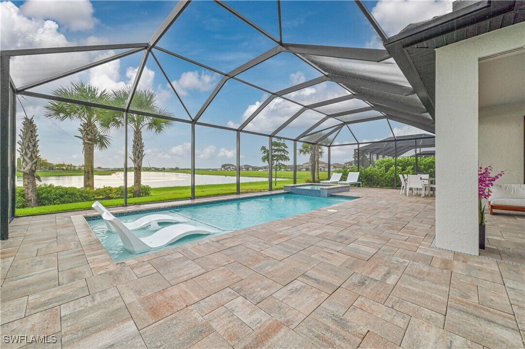 20121 Napa Loop in Estero, FL - Foto de edificio