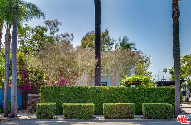 757 Milwood Ave in Los Angeles, CA - Building Photo - Building Photo
