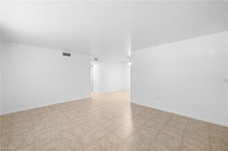 4290 Gulfstream Dr, Unit 3 in Naples, FL - Building Photo - Building Photo